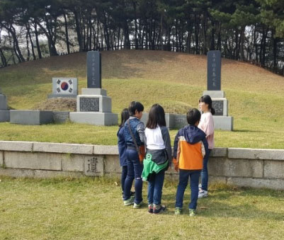 2016년 4월 효창공원 삼의사묘 앞에서 묵념에 앞서 이야기를 나누고 있는 모습