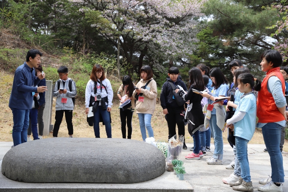 장준하 선생 묘소에서 설명을 듣고 있는 아름숲 기자단.