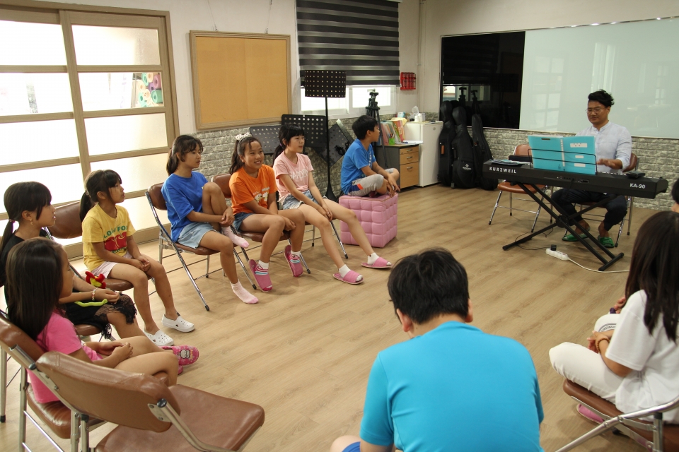 이윤수 선생님과 연습하고 있는 어린이 합창단원들.