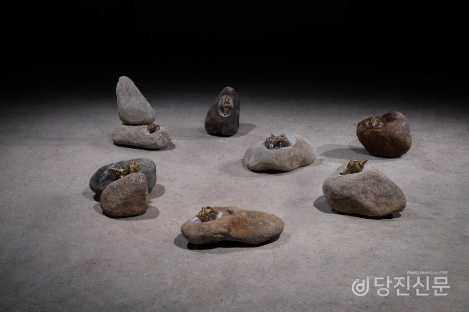 소라_Story, Bronze, 자연석, 400x200x65cm,2019