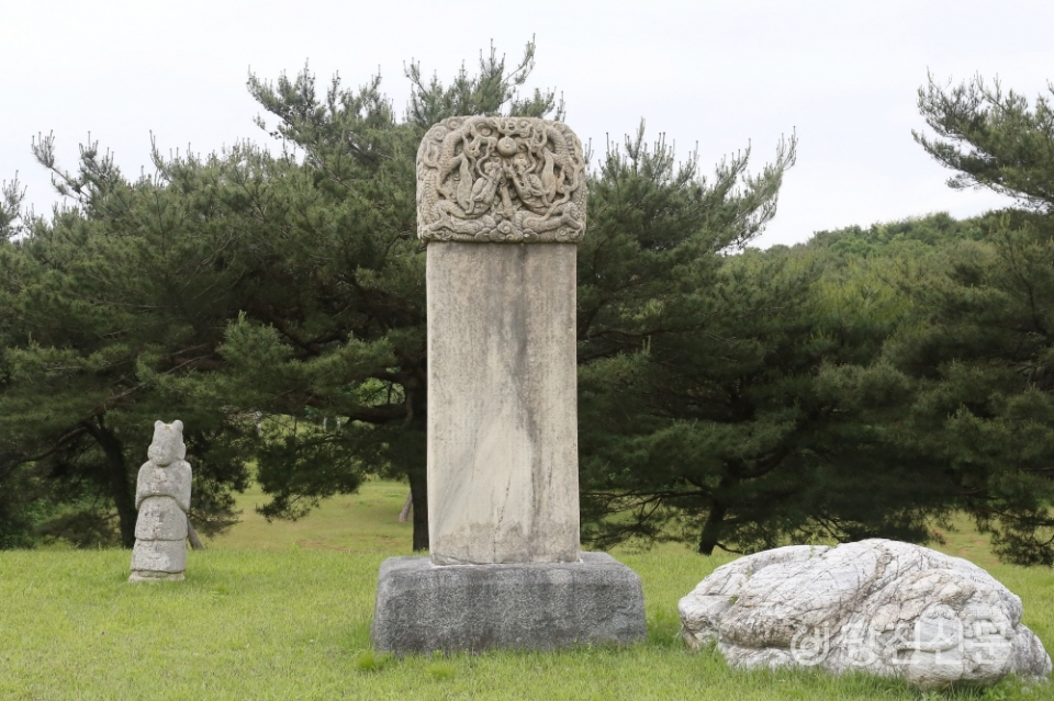 능안 이의무 신도비. 송산면 도문리에 위치한 덕수이씨 연헌공파 묘역에 위치한 이의무 묘 및 신도비는 충남도 기념물 제185호로 지정돼있다.