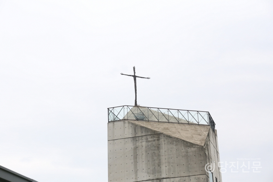 성 다블뤼 기념관 꼭대기에 위치한 십자가.