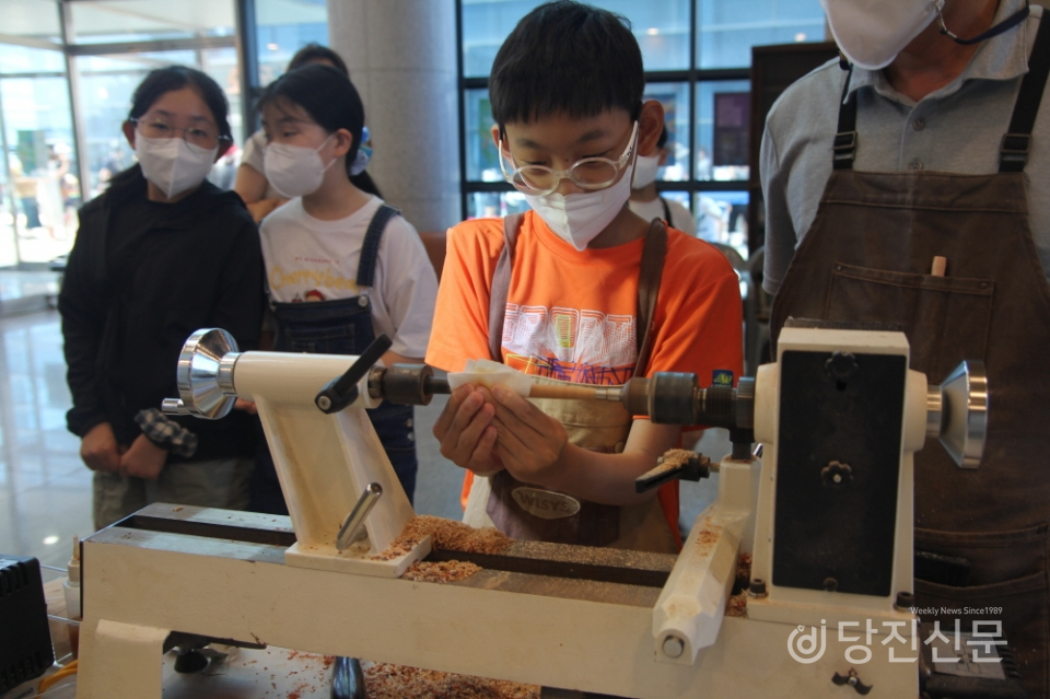 우드펜 만들기 작업을 하는 박재홍 어린이.