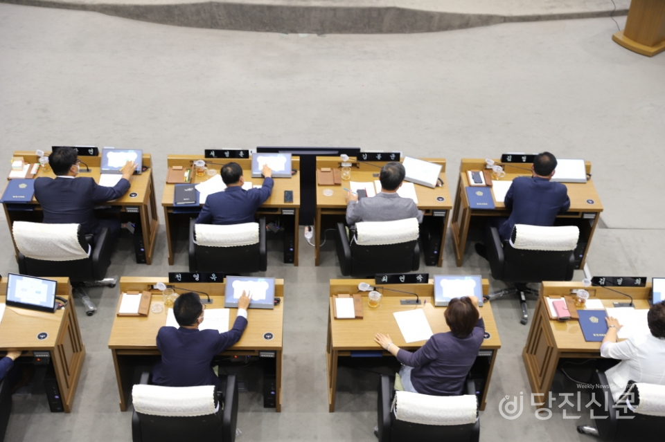 당진시의원들이 본회의장 전자투표시스템으로 표결하는 모습.