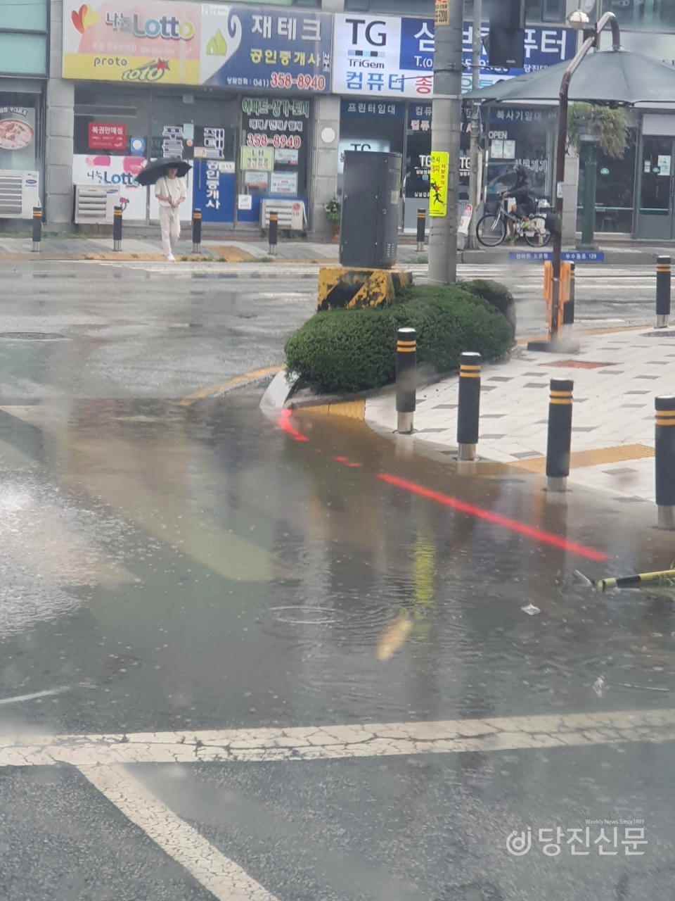 일일 강수량 83.2mm로 가장 많은 비가 내리던 지난 10일 당진문예의전당 인근 도로에는 빗물이 고여있다. 이 때문에 길을 지나는 차량과 시민들은 불편함을 겪어야 했다.
