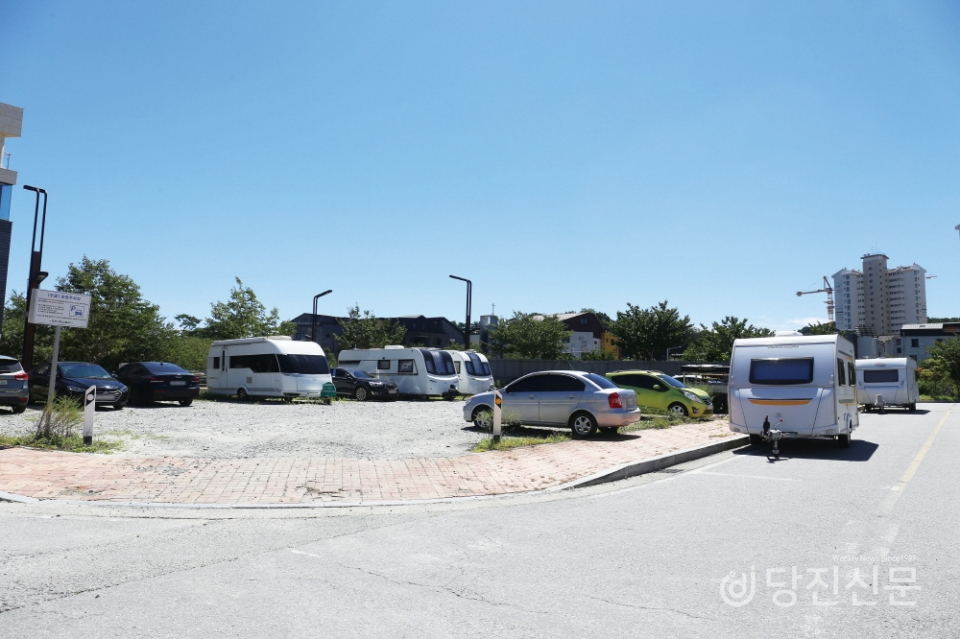 무료 공영주차장에 장기간 주차돼 있는 카라반, 캠핑카들로 시민들의 불만의 목소리가 높아지고 있다. ⓒ당진신문 이혜진 기자