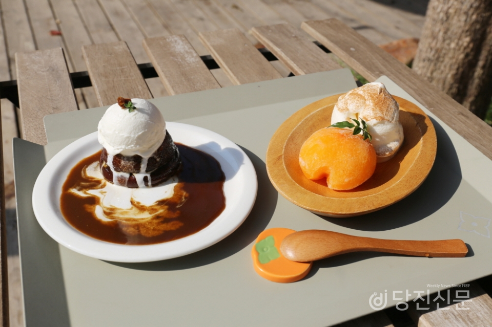 대추야자열매가 주재료인 영국식 디저트 sticky toffee pudding과 홍시 아이스크림 ⓒ당진신문 이혜진 기자