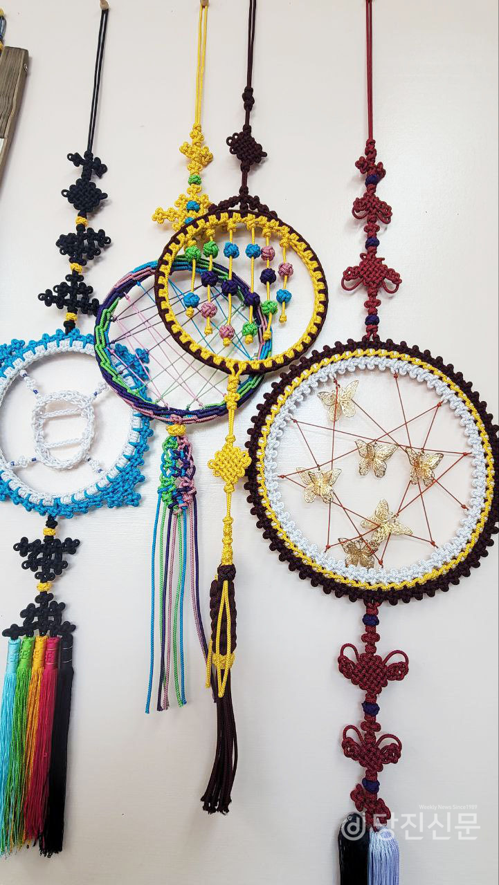 정곤 전통매듭 김정곤 대표의 다양한 전통 매듭을 활용한 작품들. ⓒ김정아