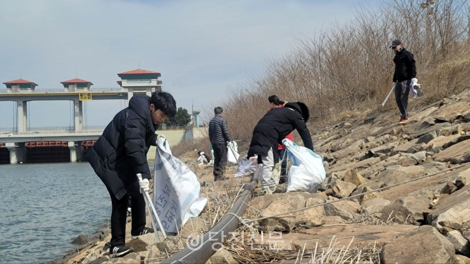 석문호의 쓰레기를 치우고 있는 캠페인 참여자들. ⓒ김정아