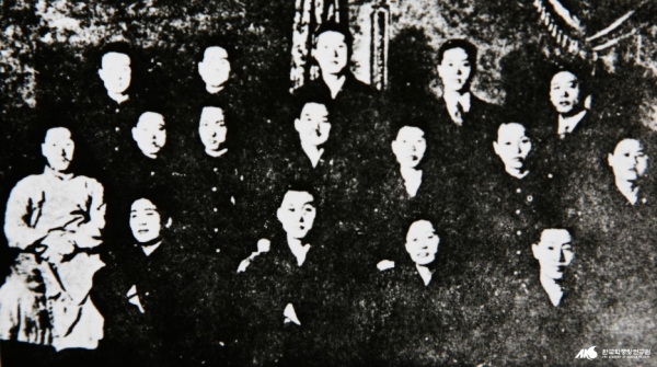 1919년 2월 8일 일본 동경유학생들이 발표한 독립선언. 일명 조선청년독립선언이라고도 한다. 사진은 2.8독립선언의 주역들.