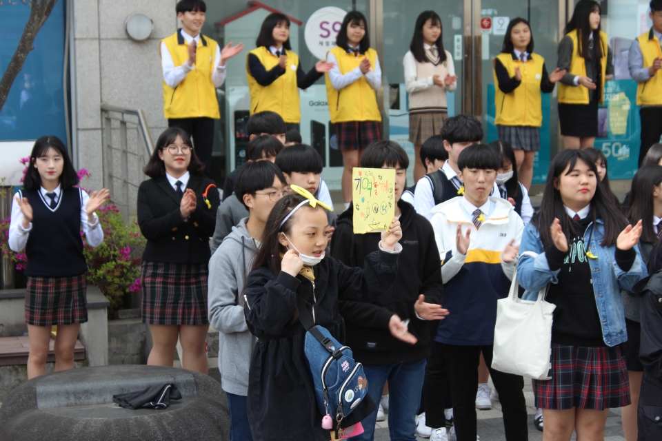 당진청소년평화나비 소속의 학생들이 세월호 아이들을 기억하기 위한 플래쉬몹을 4월 16일을 하루 앞 둔 4월 15일 당진의 남산공원에서 펼쳤다.