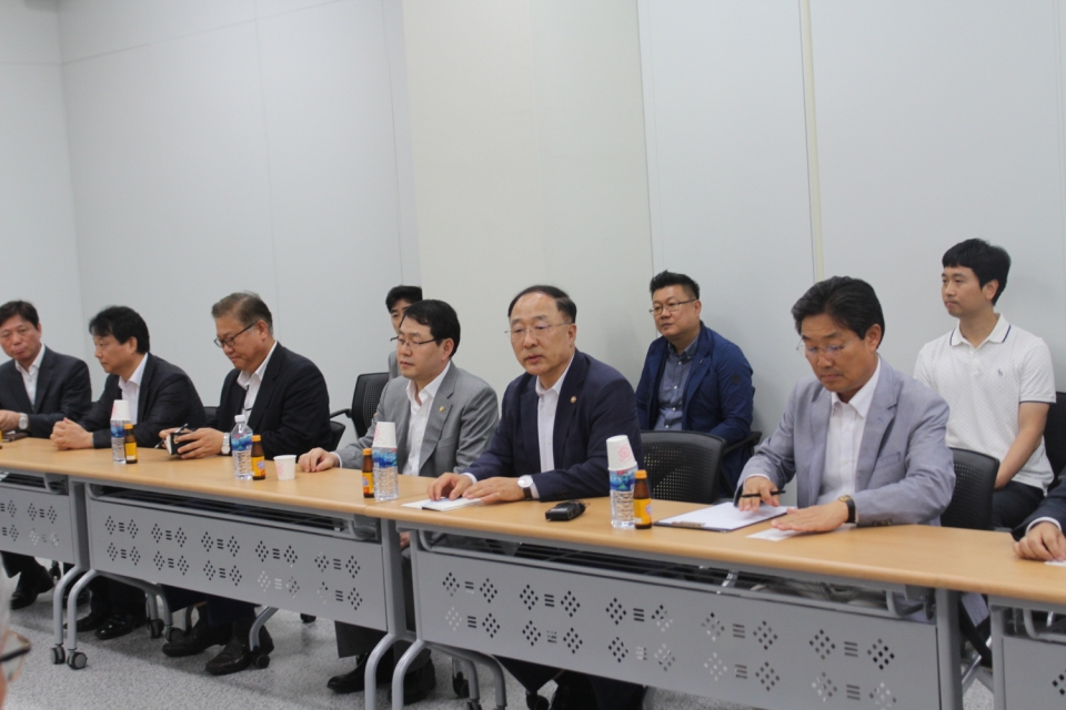 6월 19일 회의에 참석한 국무조정실장, 어기구 의원, 김홍장 시장