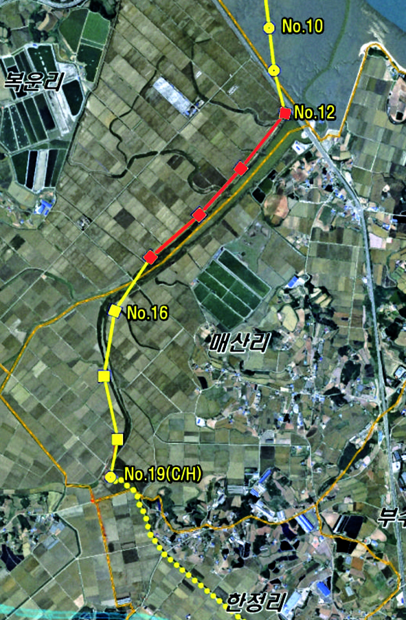 송악읍의 송전선로 협의구간 중 12~14번 구간(빨간색)은 신평 매산리의 경계선을 따라가고 있다. 송악읍민들의 거주가 1km에 가까운데 비해 매산리의 주민 거주지와는 불과 약 2~300m 정도에 불과하다.