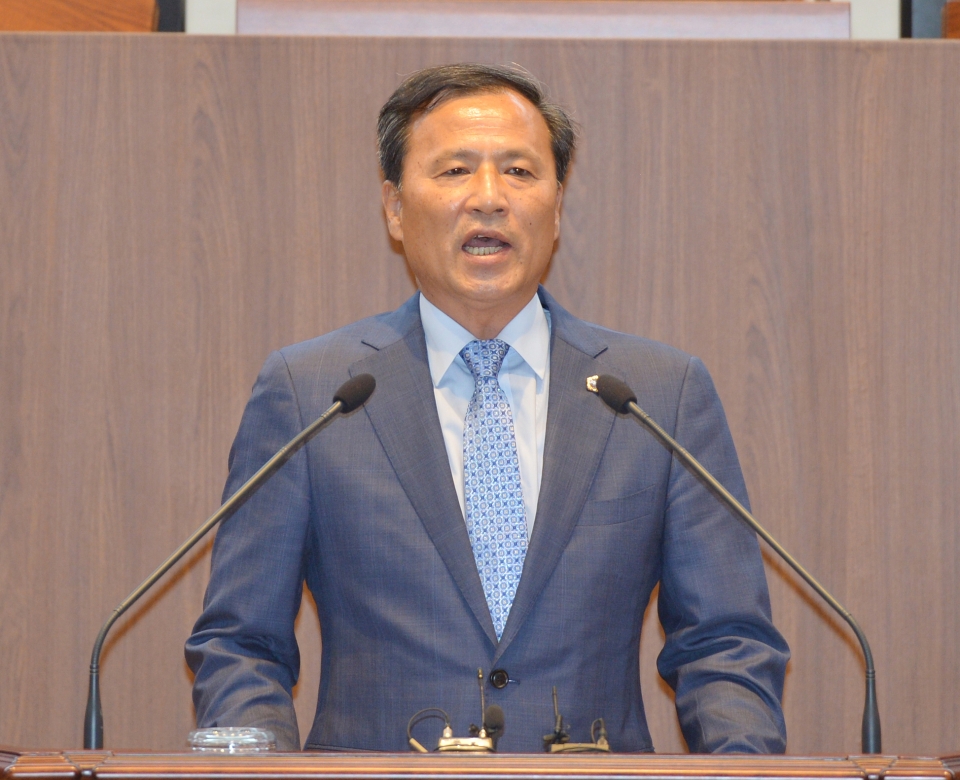 충남도의회 이계양 의원(민주당)이 지난 4일 열린 제306회 임시회 1차 본회의에서 5분 발언을 하고 있다.