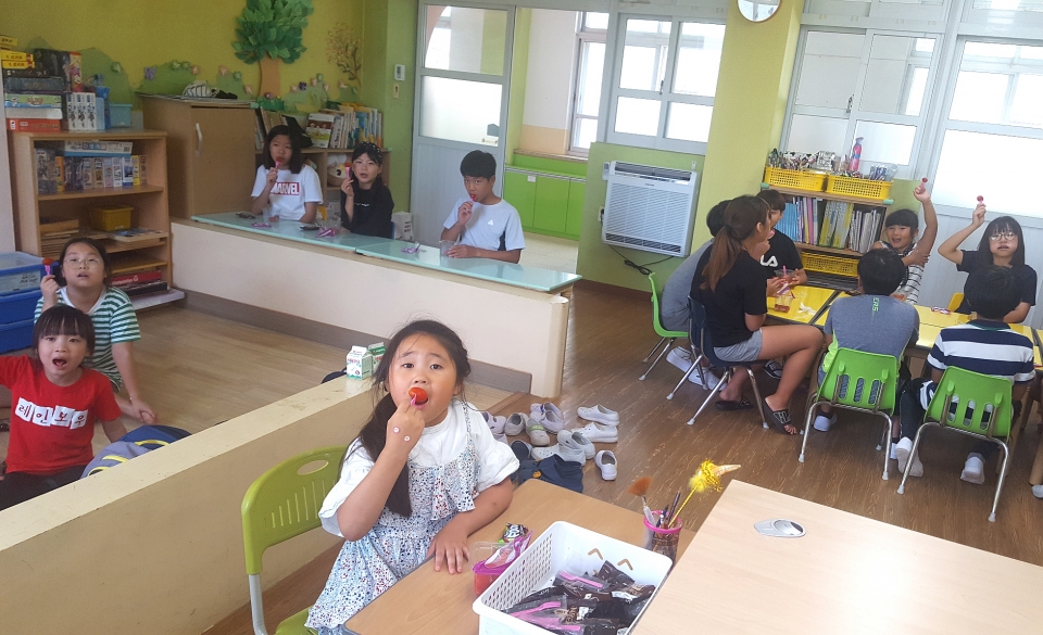 지난 4일 정미초등학교 학생들이 과일간식을 먹고 있다.