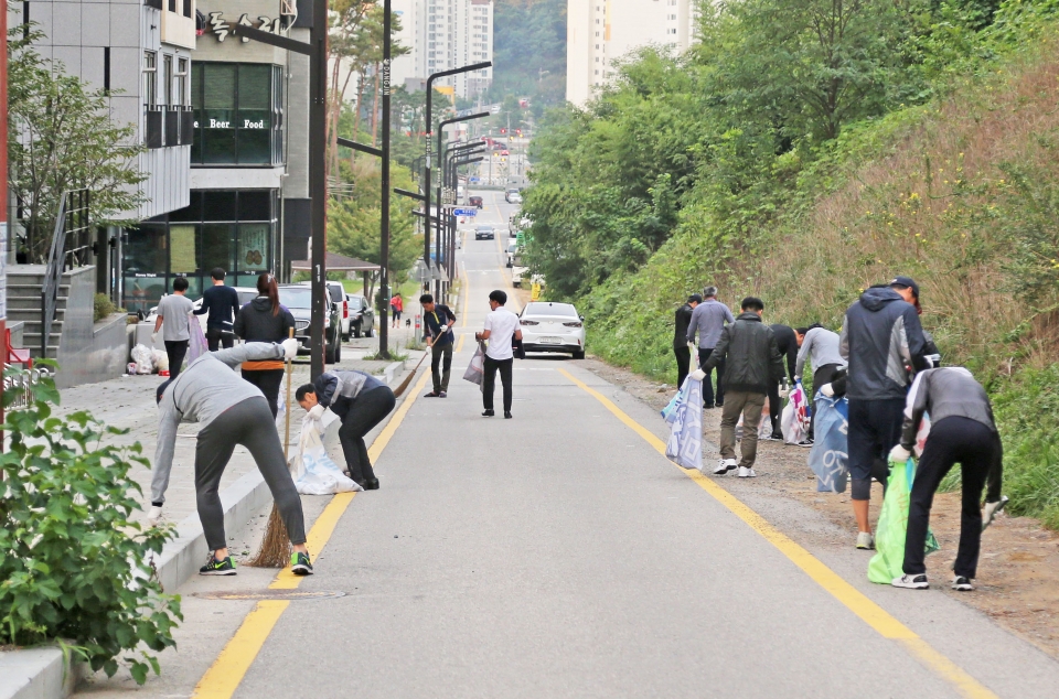19일 새벽 김홍장 시장을 비롯한 공무원 500여 명이 시내 일원에서 일제 환경정비 활동을 벌였다.