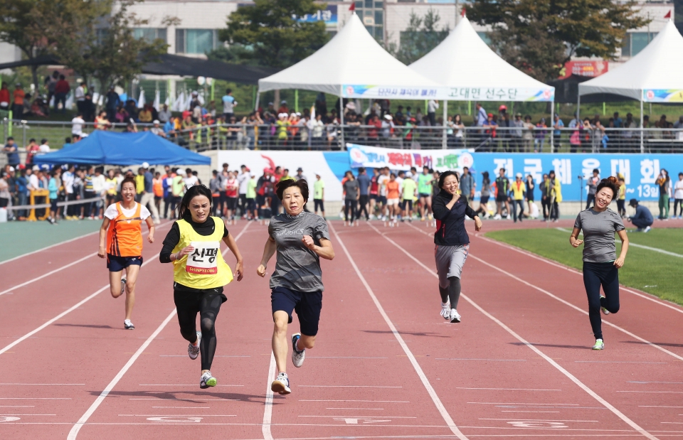 지난해 열린 제3회 시민체육대회 여자 일반부 100미터 달리기 예선