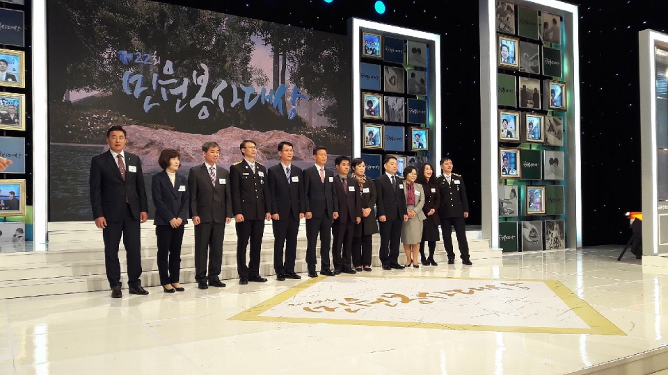 당진시청의 김준룡 주무관(환경정책과)이 8일 올해의 민원봉사대상 본상을 수상했다.