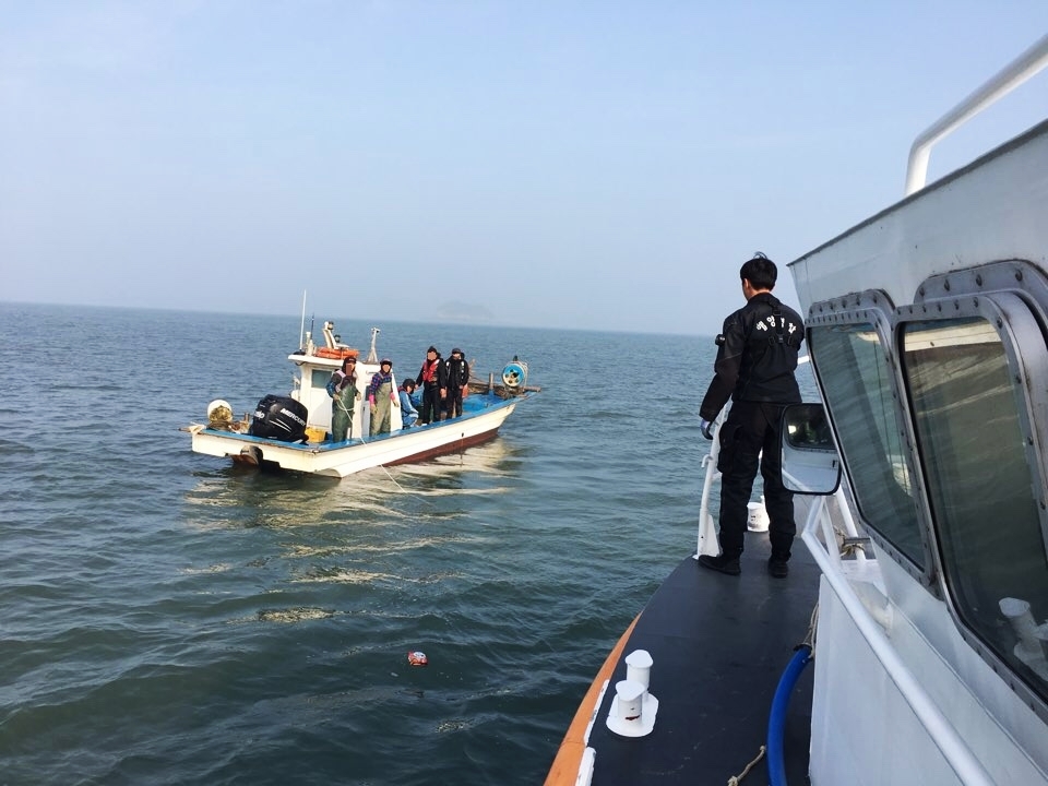 대난지도 인근 해상에서 전복 침몰한 레저보트에서 구조된 사람을 이송하기 위해 평택해경 구조대가 어선에 접근하고 있다. 사진제공=평택해경