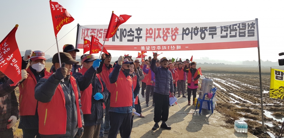 지난 26일 매산리 지역 주민들은 물론 신평면 지역 주민들까지 참여해 북당진-탕정간 345kv 신평 구간에 대해 지중화를 요구하는 집회를 열었다.