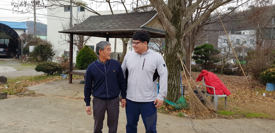 천하장사 등극 후 고향을 찾은 박정석 선수와 아버지 박철순 씨.