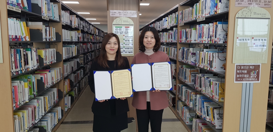 당진시다문화가족지원센터 박선영 센터장과(왼쪽) 당진도서관 문정숙 관장(오른쪽)이 협약식을 체결했다.