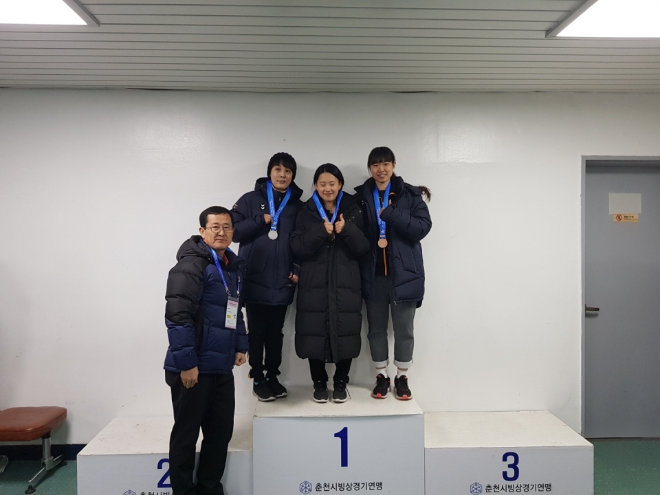 빙상에서 금메달을 획득한 최민아 선수