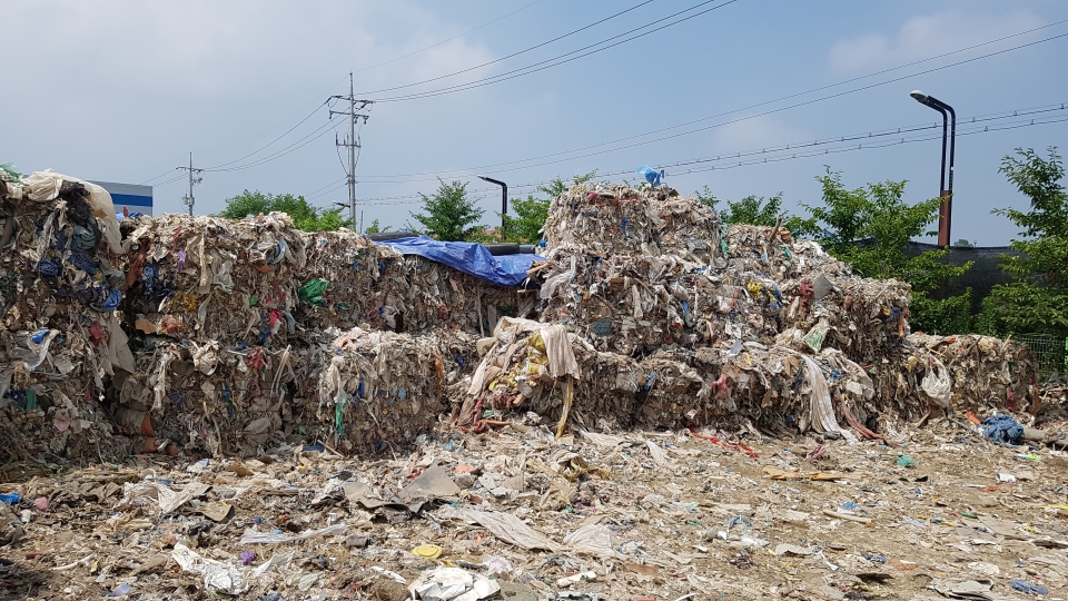 합덕읍 소소리의 합덕산단 내에 불법 야적되어 있는 약 1,400톤의 폐기물
