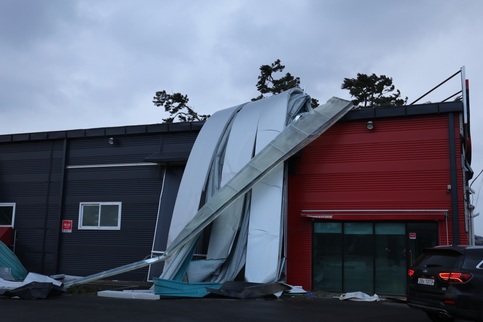 현대제철 인근 파인스톤CC 인근 타이어 가게도 돌풍으로 인해 매장과 창고가 심하게 부서져 있다.