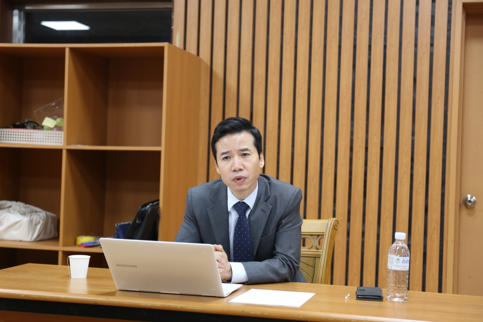 지난 20일 극단 당진 류희만 대표가 자신들의 연습실에서 기자회견을 개최하고 언론보도 내용에 대해 해명하는 한편, 언론과 특정 단체의 공조 의혹을 제기했다.