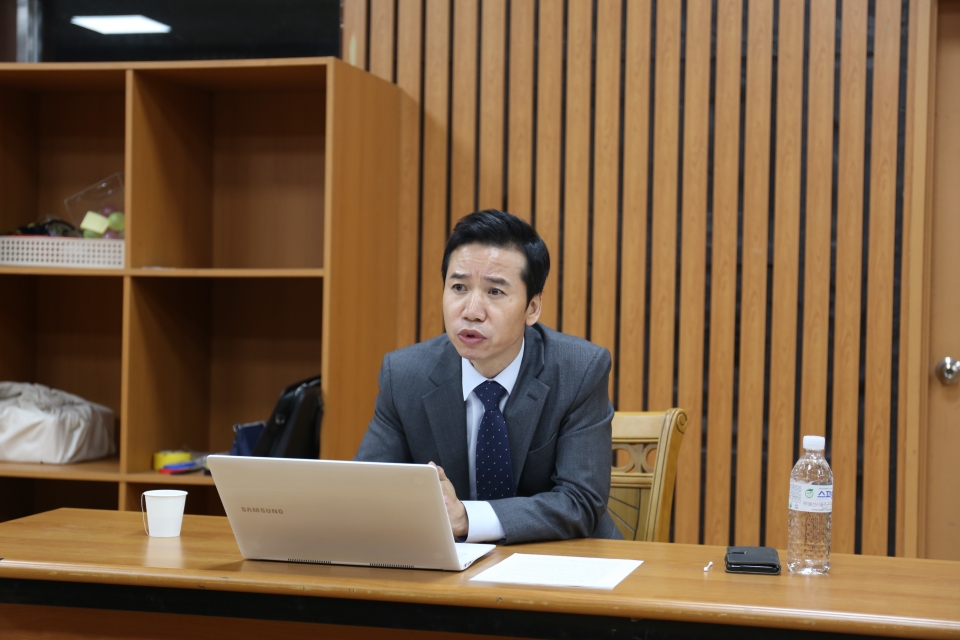 극단 당진 류희만 대표의 기자회견 모습