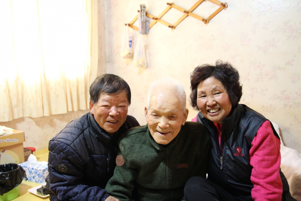 104세 아버지 이범순 어르신(사진 가운데)과 70세 아들 효자 이중근 씨(좌), 그리고 그의 부인 송길순 씨(우)