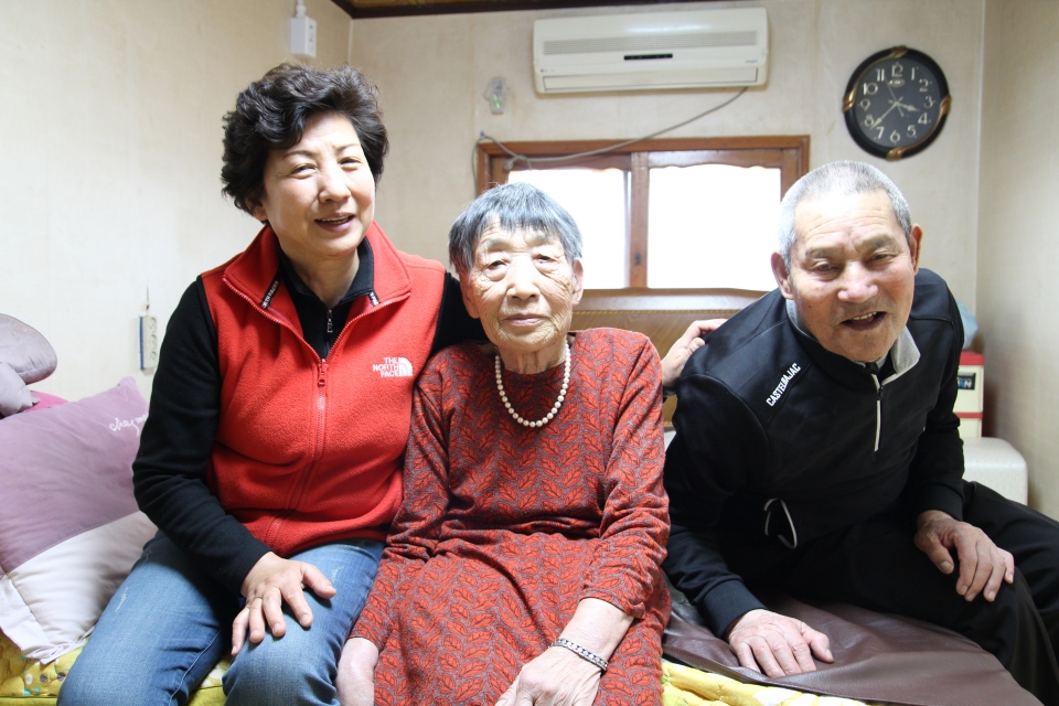 사진 좌측부터 오랜만에 사진을 찍어 어색하다는 딸 김연옥 씨(61)와 어머니 김명두 씨(86), 아버지 김동설 씨(86)
