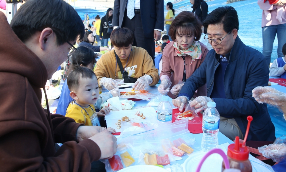양양승조 지사가 20일 천안 삼거리 공원에서 열린 2019 신세대 가족 수산물 체험행사에 참석. 수산물을 이용해 음식을 만들고 있다. 사진제공=충남도청