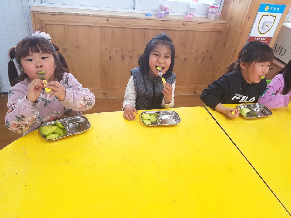 한정초 돌봄교실 아동 과일간식(사진제공 당진시)