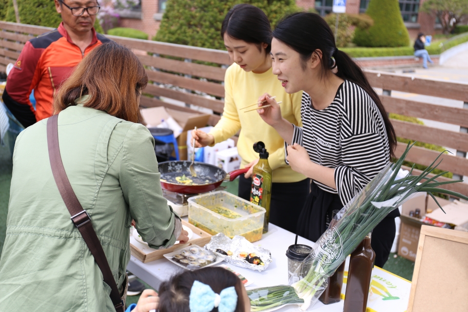 젊은 농부 김도혜 씨가 '당장' 에서 양대파를 이용해 만든 음식을 소개하고 있다.