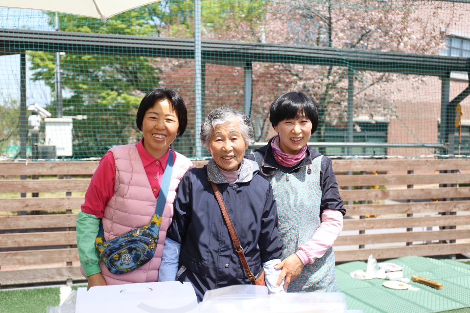 ‘모심지(母心地)’를 두 딸과 함께 펼친 김정수 씨(81, 신평 매산리)