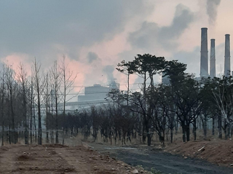 2일 촬영된 현대제철 고로 브리더에서 배출되는 연기(사진제공 당진환경운동연합)
