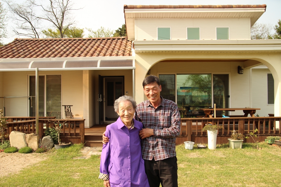 집 앞에서 다정한 구무임 어머니(92)와 아들 김을성(68) 씨