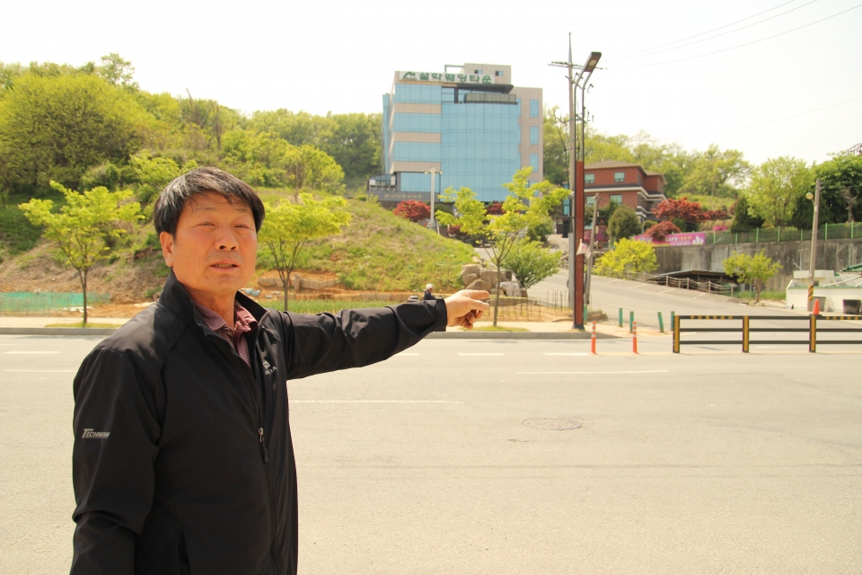 설악웨딩타운에서 주차를 하지 못한 하객차량들이 인근 도로를 주차장으로 사용한다고 설명하는 김진남 통장.