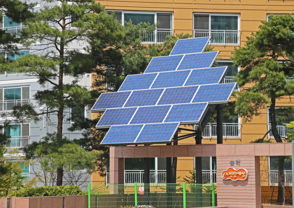 당진의 한 공동주택에 설치된 태양광 설비(사진제공 당진시)