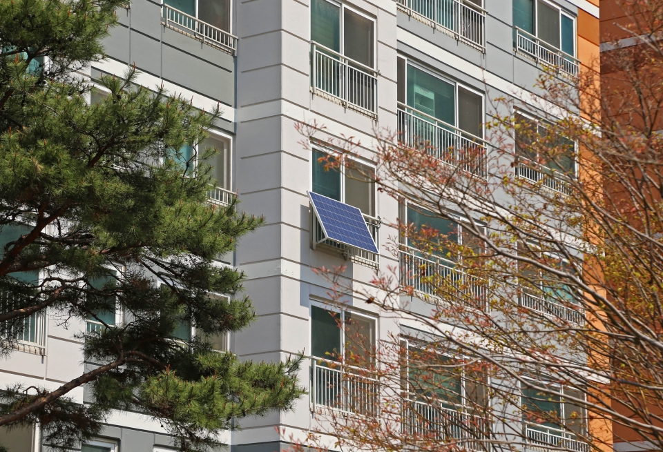 송악의 아파트에 설치된 미니태양광 설비(사진제공 당진시)