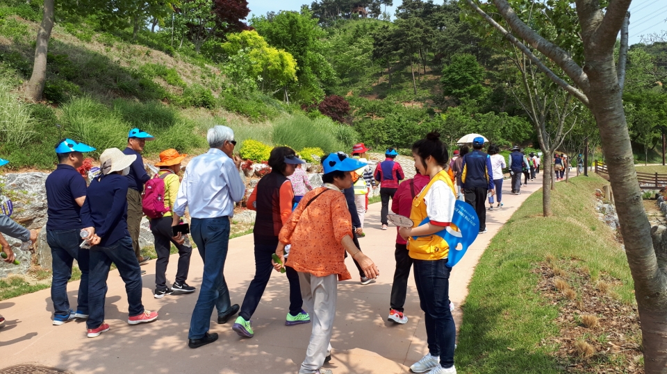 2019 한마음 치매극복 걷기 행사가 지난 16일 당진시 삼선산수목원에서 시민 600여명이 참석한 가운데 열렸다. 사진제공=당진시청