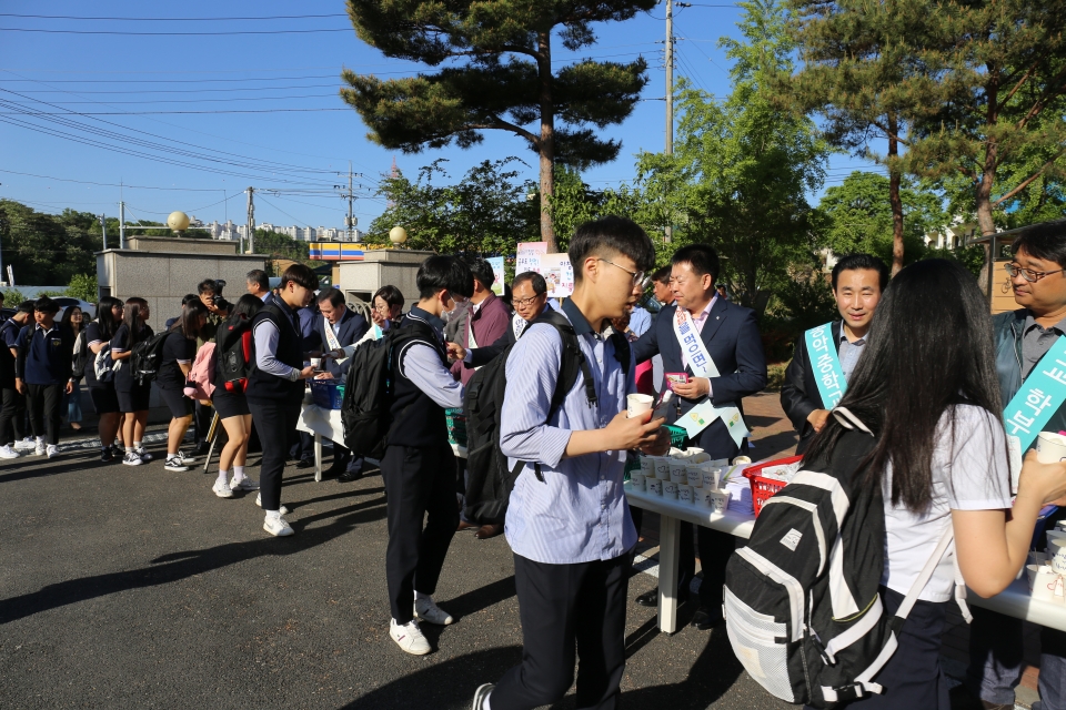 당진의 송악중고등학교 정문 앞에서 21일 오전 펼쳐진 아침밥 먹기 캠페인