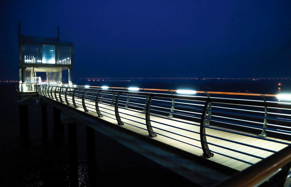 전등이 켜진 한진포구 전망대의 야간 풍경(사진제공 당진시)
