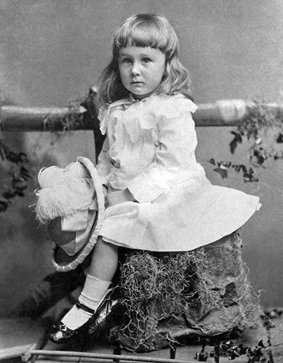 루즈벨트 전 미국 대통령의 30개월쯤 됐을 무렵 모습. 사진이 찍힌 1884년 당시는 남자 아이든 여자 아이든 머리를 기르고 치마를 입혔다고 한다.