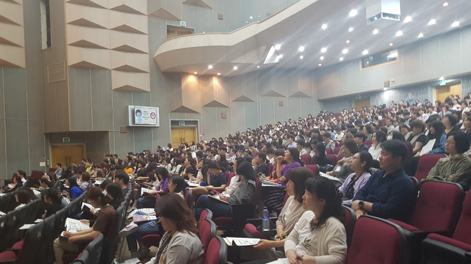 지난달 25일 천안 권역 마을공동체 대입설명회에 참석한 학생과 학부모들이 강사의 설명을 주의 깊게 듣고 있다.