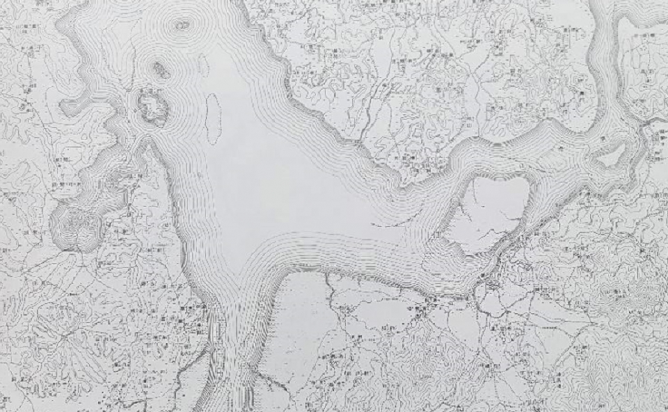 구한말지형도(1:5만) 아산 전도(군사기밀도, 육지측량부 제작, 1896년)=왼쪽 아산만 영웅암 위쪽과 오른쪽 안성천 끝 부분 바다에 도경계선의 일부가 보인다. 안성천 안에는 큰 황지 모래섬 위쪽에, 그리고 작은 황지 아래에 도경계선이 그려져 있다. 아산만 영웅바위 위에 경계선이 있고 행담도사이에 섬이 2개, 모래섬 2개, 그리고 섬 주위로 넓게 갯벌이 분포하고 있다. 아산만 안성천 입구 황지 위쪽 갯벌 낮은 곳으로 경계선이 있고, 두 번째 황지 아래쪽 갯벌 낮은 쪽으로 도경계가 있다.