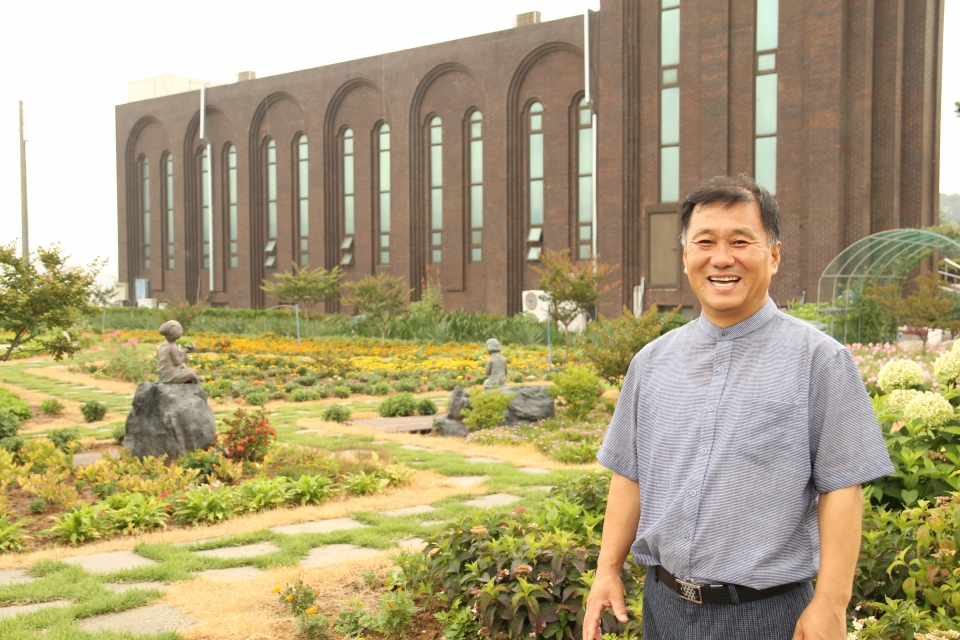 교회 뒤편으로 자리한 공원이 동네주민들과 아이들 모두에게 쉬어갈 수 있는 장소가 되길 바랐다는 송매교회 김종필 목사