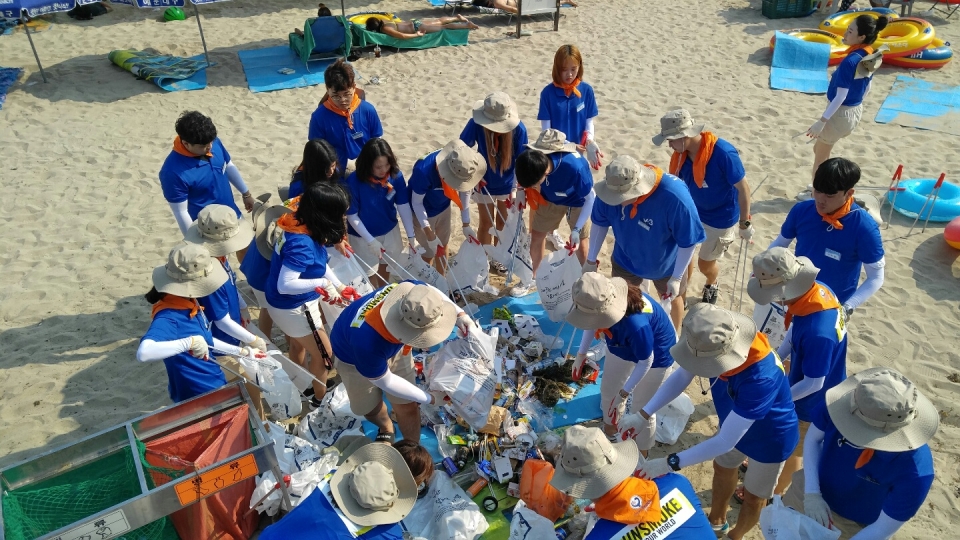 2019 한국필립모리스 바다사랑 캠페인 자원봉사원들이 수거 된 쓰레기를 유형별로 분류하는 모습